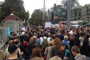 Митингующие требуют отставки высшего военного руководства страны