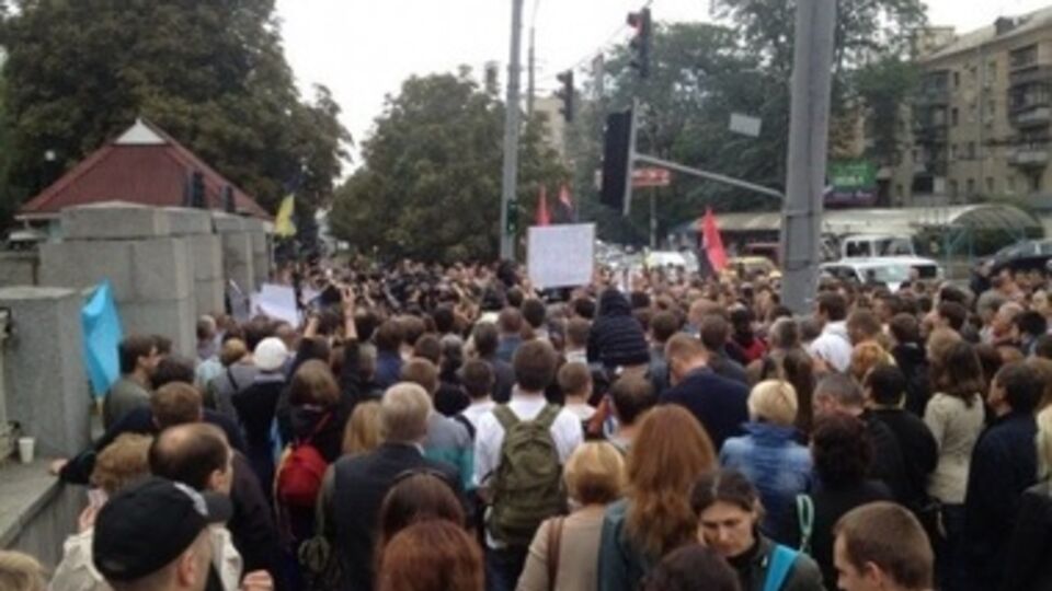 Митингующие требуют отставки высшего военного руководства страны