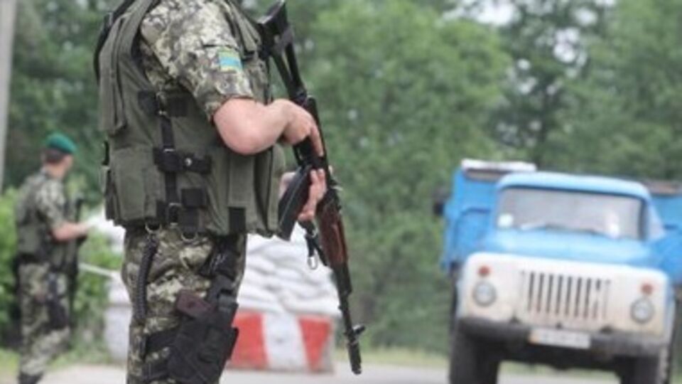 Пограничники попали в окружение между боевиками и границей с Россией