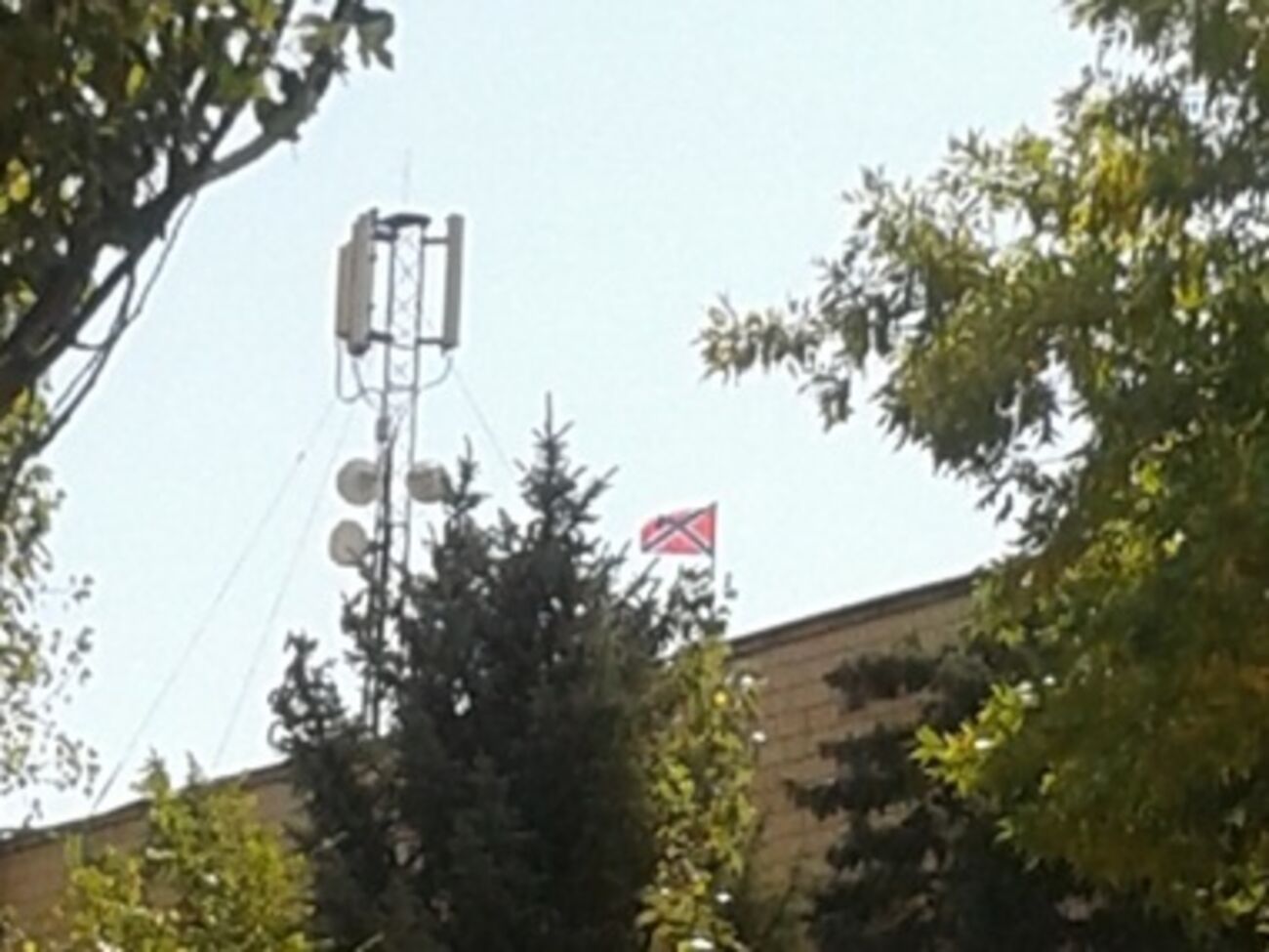 Над зданием райадминистрации Новоазовска &nbsp;террористы вывесили флаг Новороссии