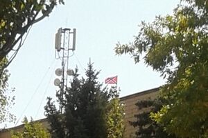 Над зданием райадминистрации Новоазовска террористы вывесили флаг Новороссии