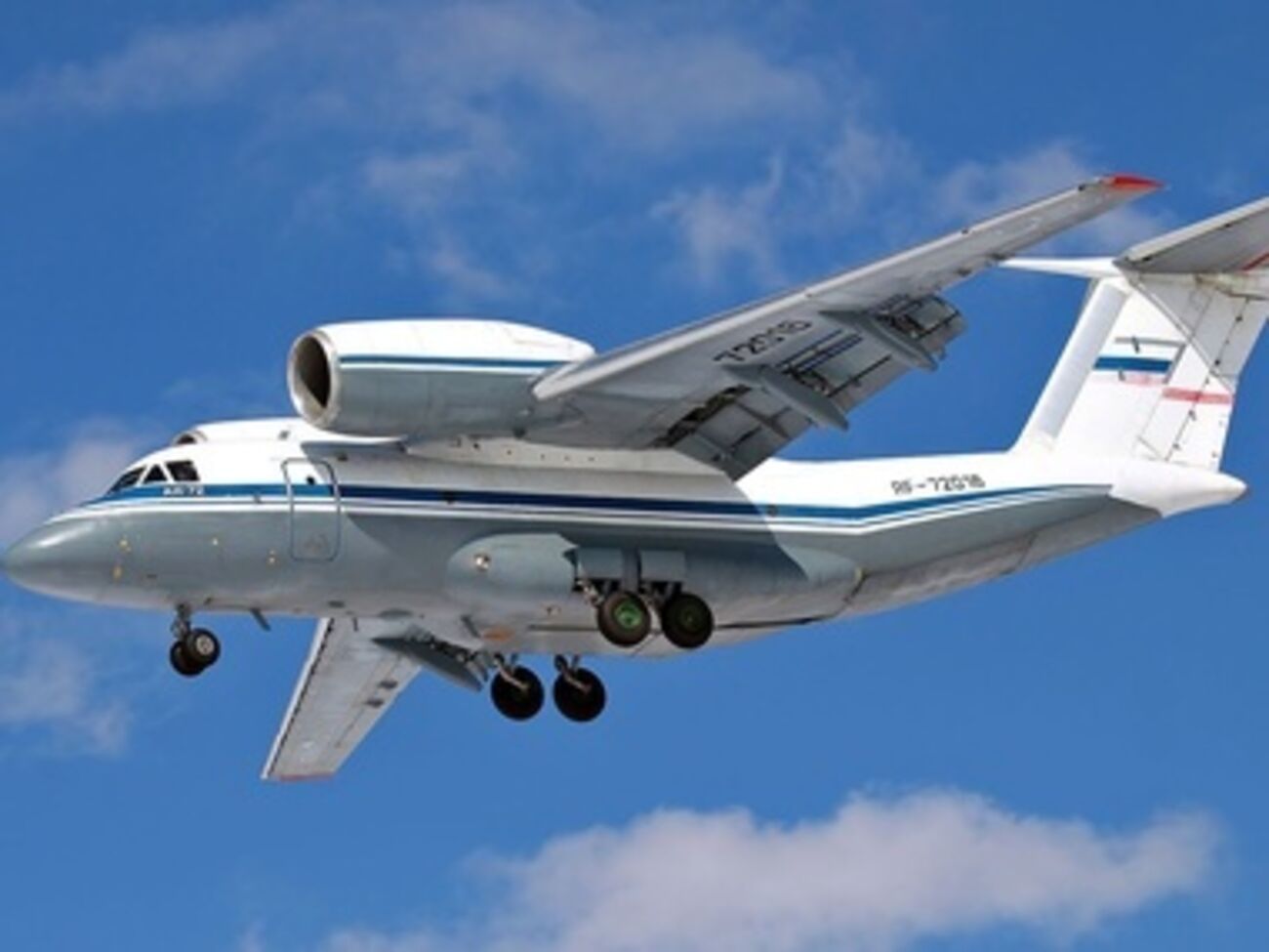 Раненых доставили на транспортном самолете Ан-72