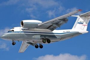 Раненых доставили на транспортном самолете Ан-72