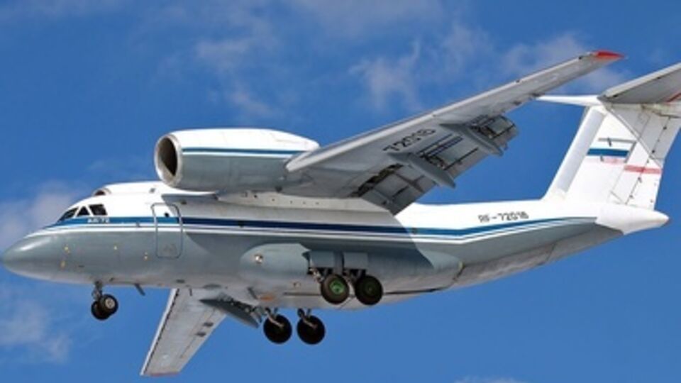 Раненых доставили на транспортном самолете Ан-72