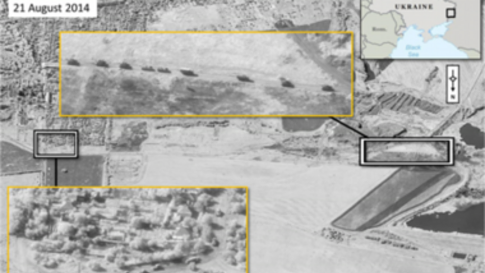 Российские военные подразделения движутся в составе колонны самоходной артиллерии в районе Краснодона