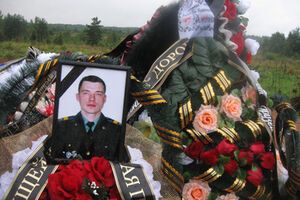 Могила десантника, предположительно погибшего в Украине