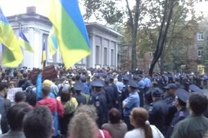 Активисты держали флаги Украины и плакаты