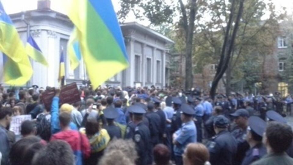 Активисты держали флаги Украины и плакаты