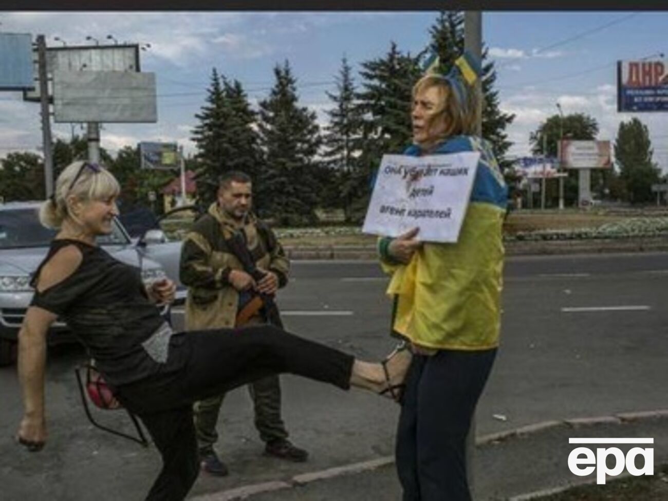 Прохожие били женщину, плевали на нее и бросали помидоры