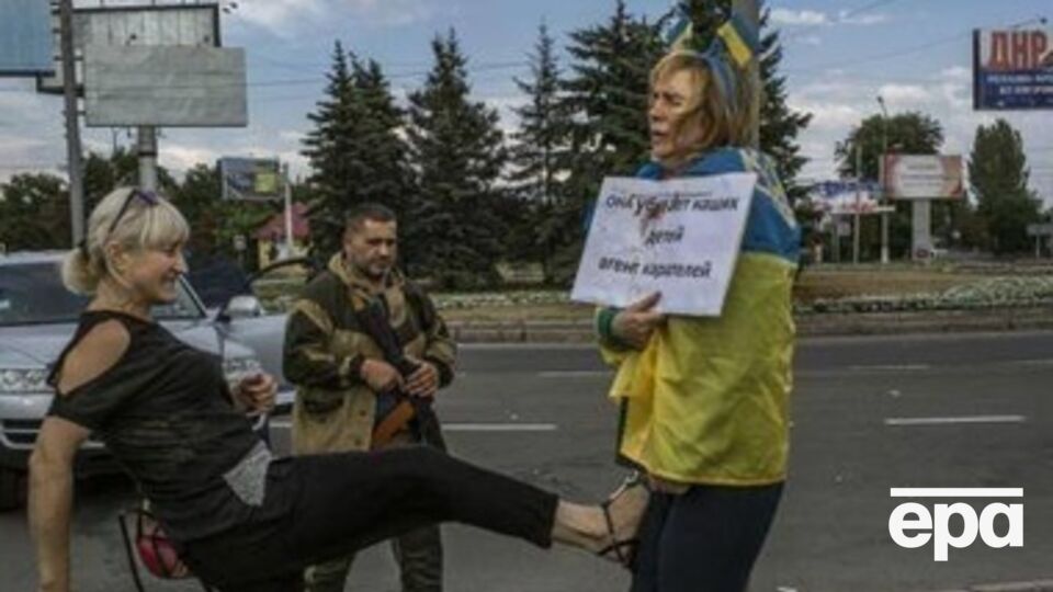 Прохожие били женщину, плевали на нее и бросали помидоры