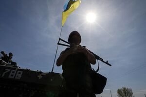 Парень едет он на БМП видит перед собой технику без опознавательных знаков, спрашивает командира: "Что делать будем?". Тот говорит: "Не стреляй, это могут быть наши".