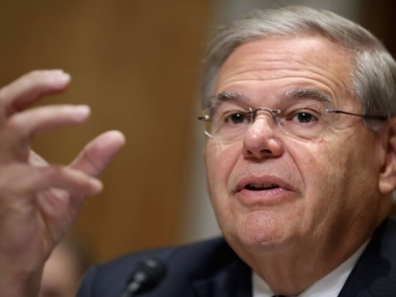 Менендес: Путин должен прекратить вмешиваться во внутренние дела Украины