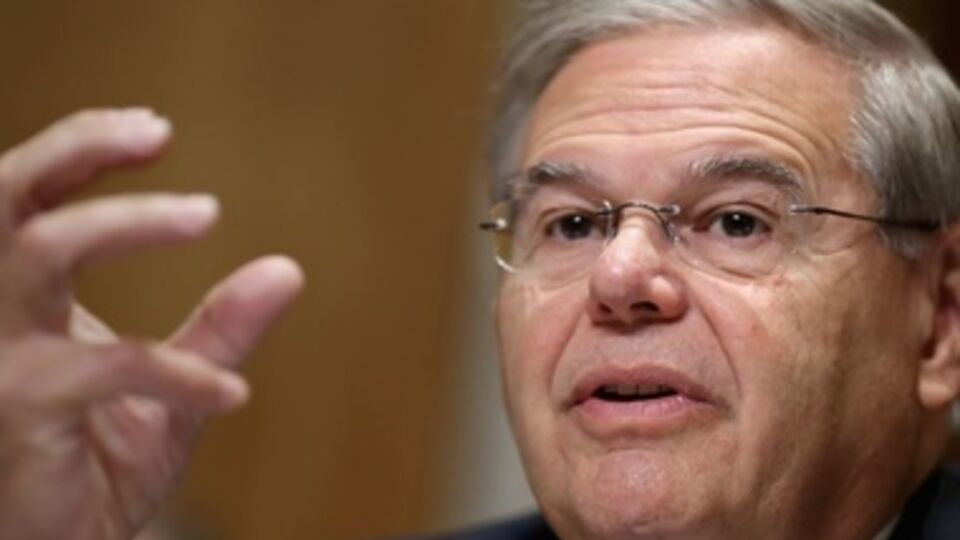 Менендес: Путин должен прекратить вмешиваться во внутренние дела Украины