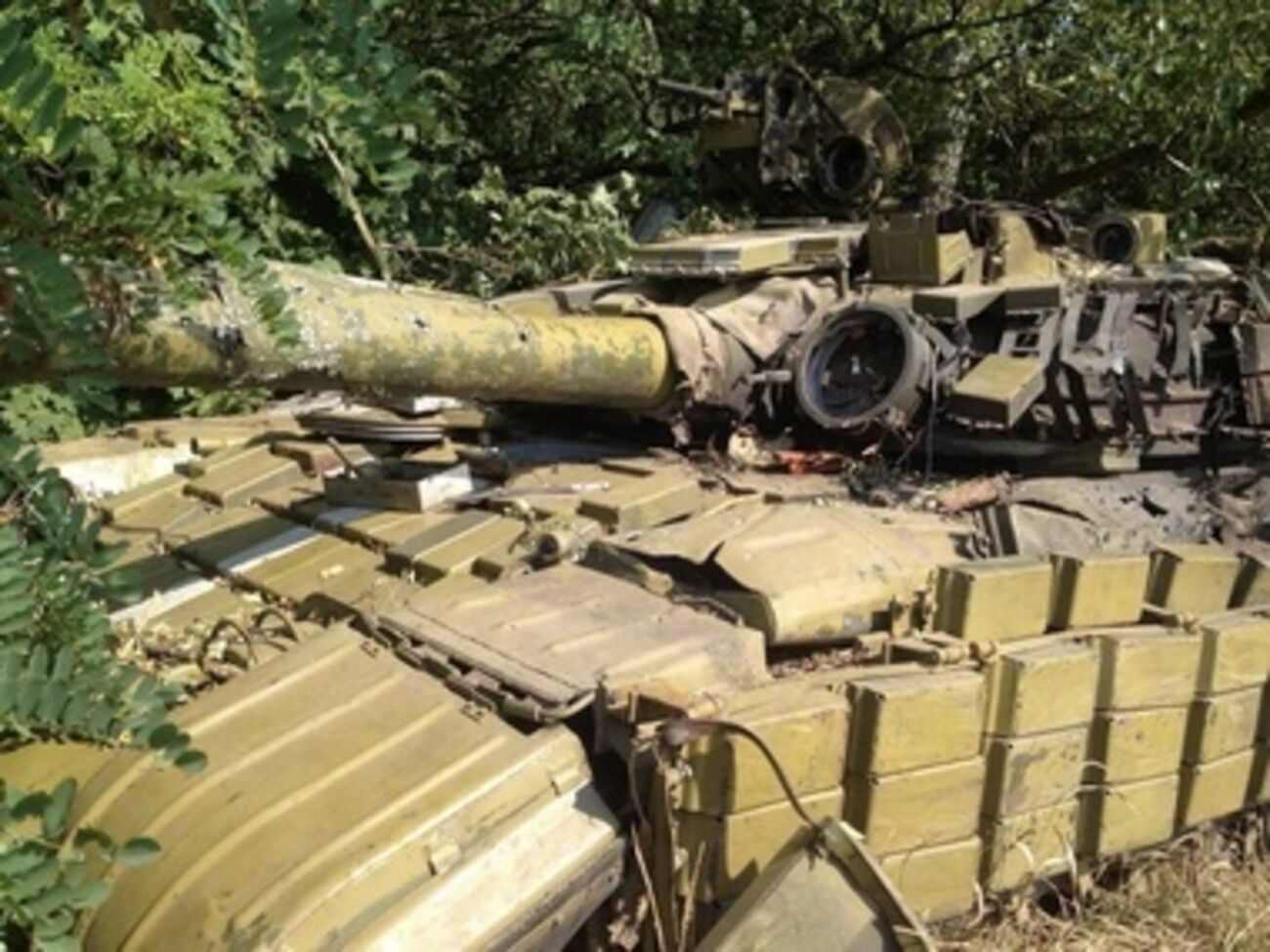 При прорыве один из танков колонны подбили