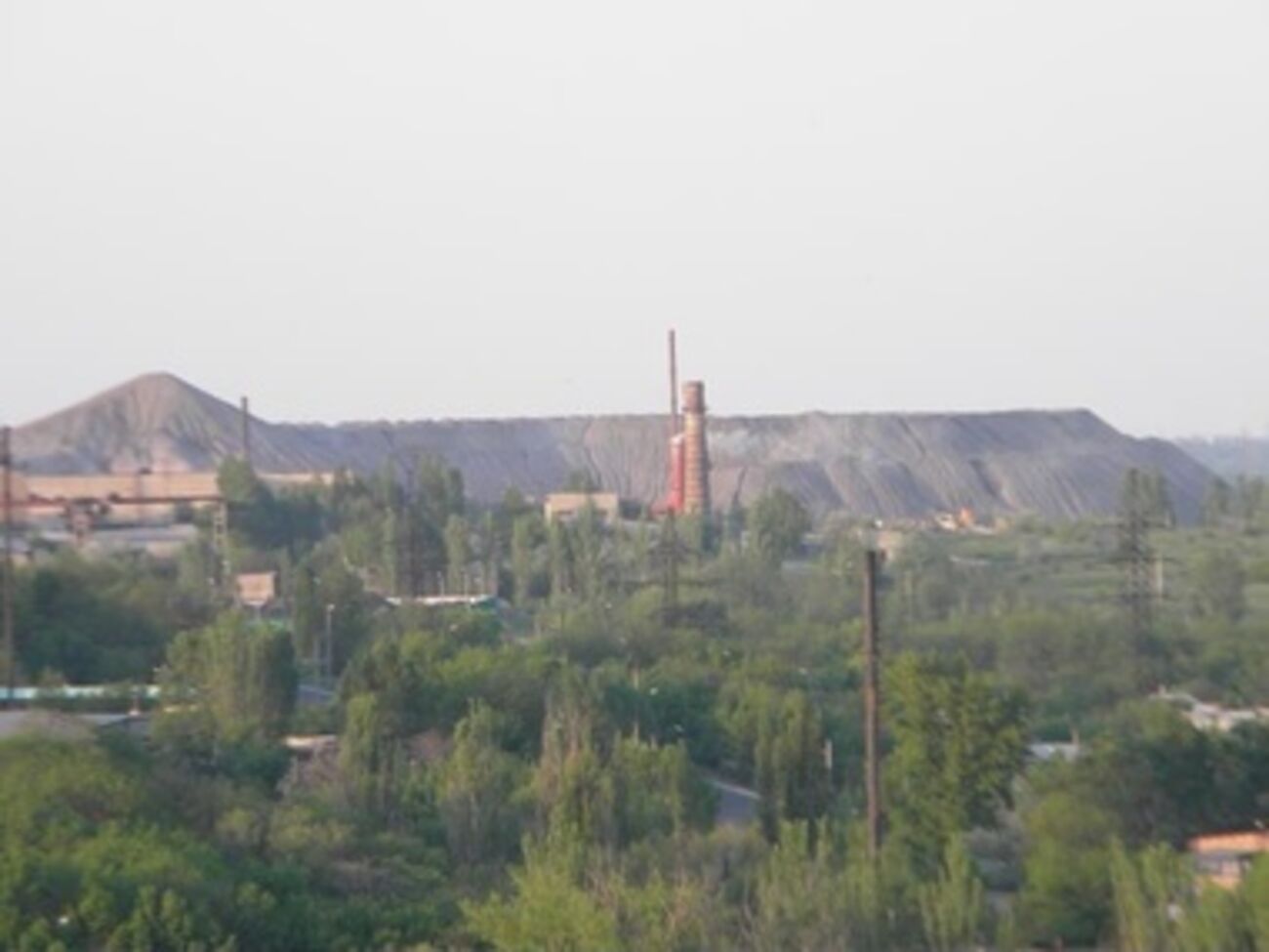 Из-за боевых действий шахта была обесточена, и под землей остались 104 горняка