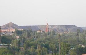 Из-за боевых действий шахта была обесточена, и под землей остались 104 горняка