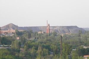 Из-за боевых действий шахта была обесточена, и под землей остались 104 горняка