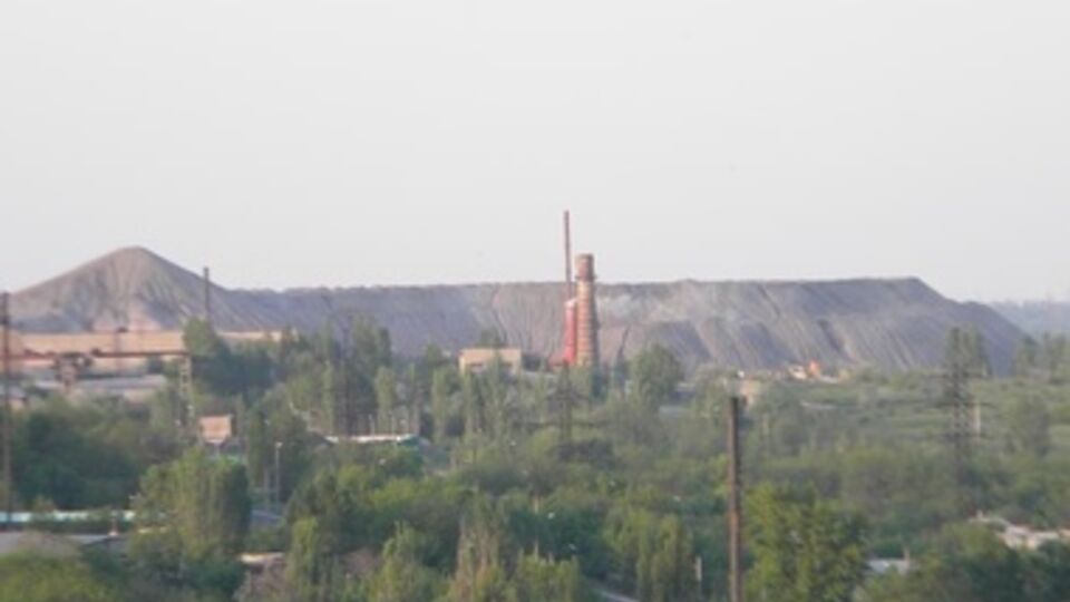 Из-за боевых действий шахта была обесточена, и под землей остались 104 горняка