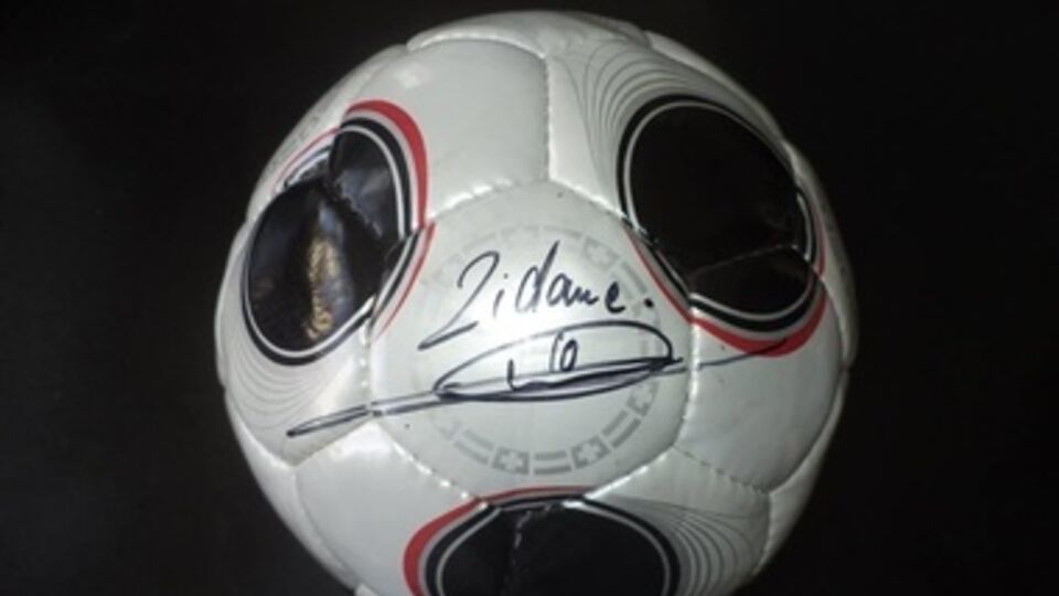 Мяч выставят на аукционе