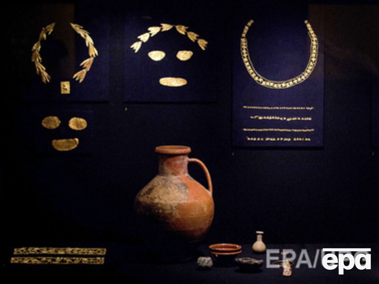 Экспонаты выставки "Крым: золото и тайны Черного моря" были предоставлены для экспозиции в Амстердаме Национальным историческим музеем