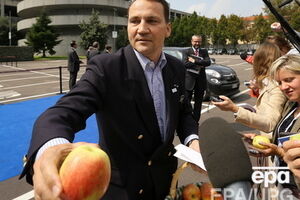 Сикорский угостил журналистов польскими яблоками, "которые Путин считает отравленными". Фото