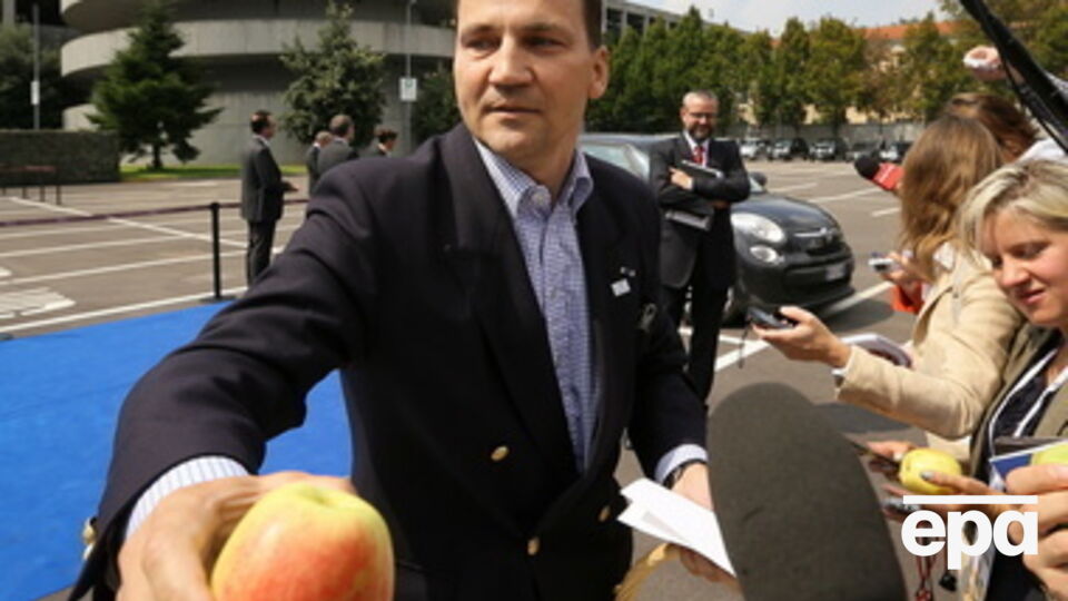 Сикорский угостил журналистов польскими яблоками, "которые Путин считает отравленными". Фото