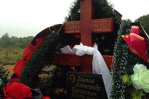 На псковском кладбище свежие могилы, там похоронены десантники, которые могли погибнуть в Украине