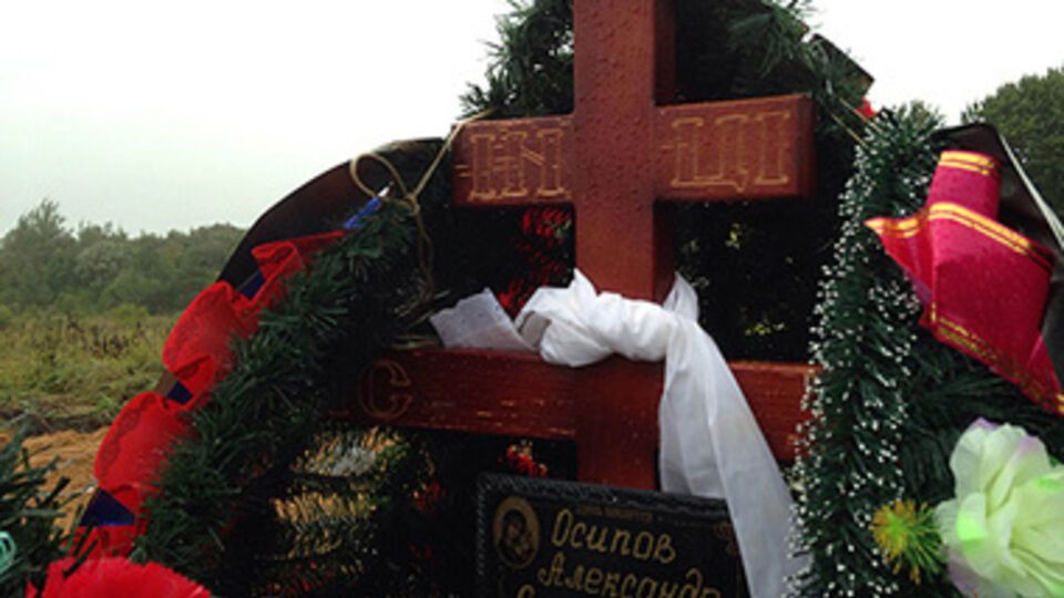 На псковском кладбище свежие могилы, там похоронены десантники, которые могли погибнуть в Украине