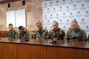 Российские военные во время пресс-конференции в Киеве