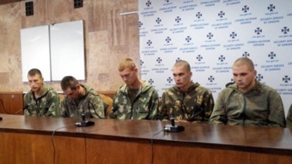 Российские военные во время пресс-конференции в Киеве