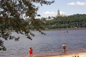 На пляжах Киева ежедневно отдыхают до 10 тысяч человек