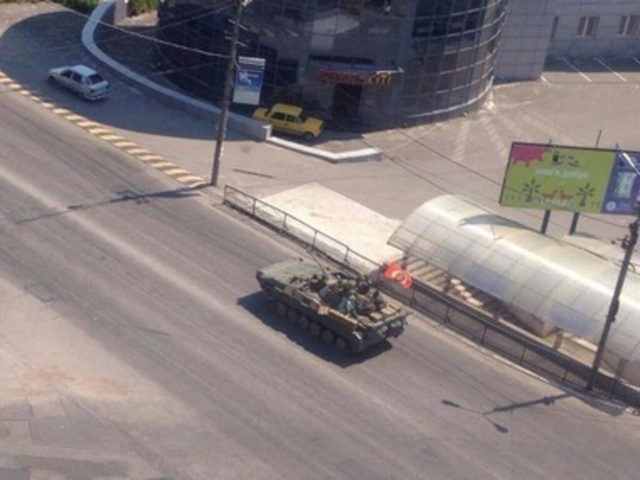 По улицам Донецка передвигается тяжелая техника