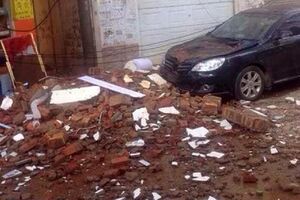 Землетрясение магнитудой 6,1 привело к сильным разрушениям, пишут СМИ