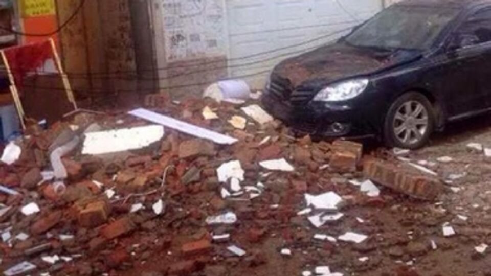 Землетрясение магнитудой 6,1 привело к сильным разрушениям, пишут СМИ