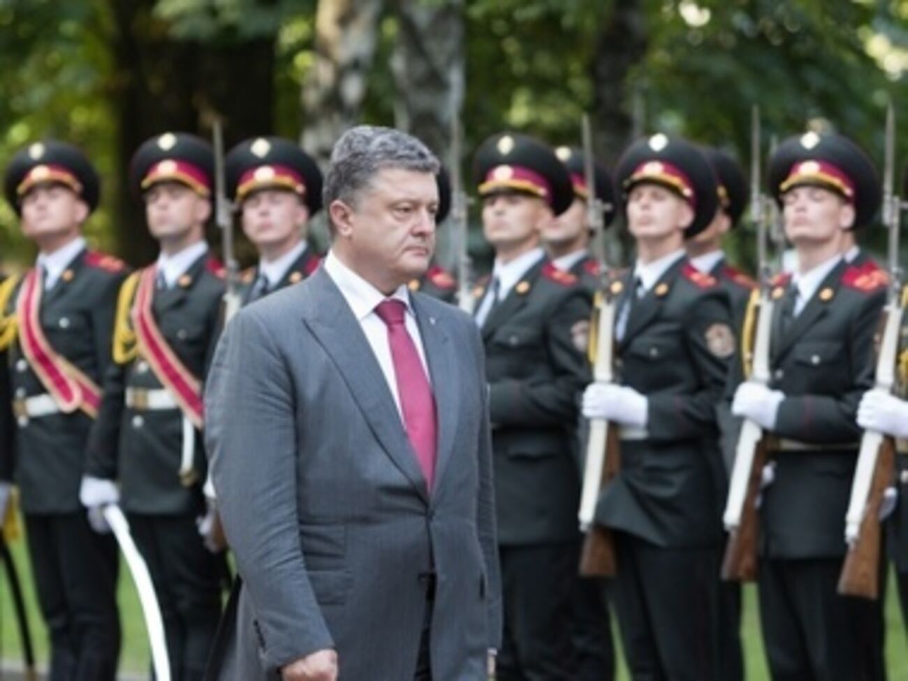 Порошенко наградил военных летчиков