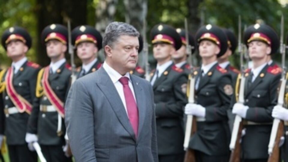 Порошенко наградил военных летчиков