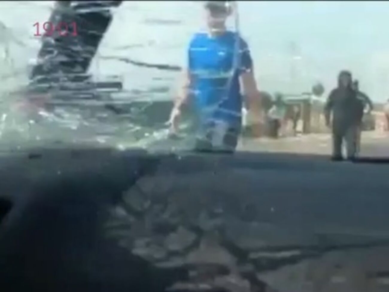 Кадр с видеорегистратора:&nbsp;Неизвестный разбивает ногами лобовое стекло автомобиля