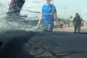 Кадр с видеорегистратора: Неизвестный разбивает ногами лобовое стекло автомобиля