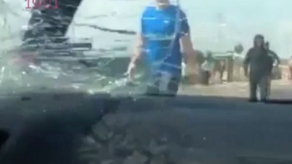Кадр с видеорегистратора: Неизвестный разбивает ногами лобовое стекло автомобиля