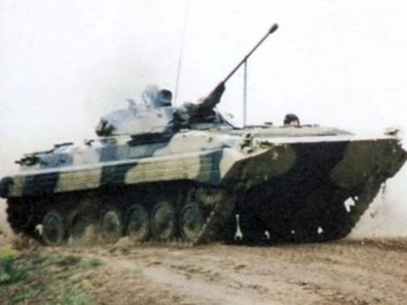 Минобороны ищет экипажи для БМП и артустановок