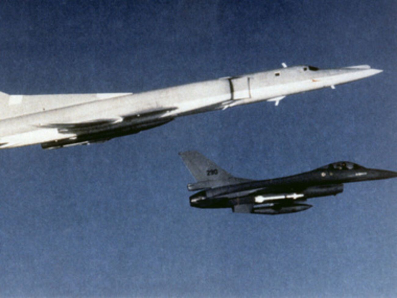 Российские самолеты перемещаются без плана полета и не отвечают на запросы гражданских служб