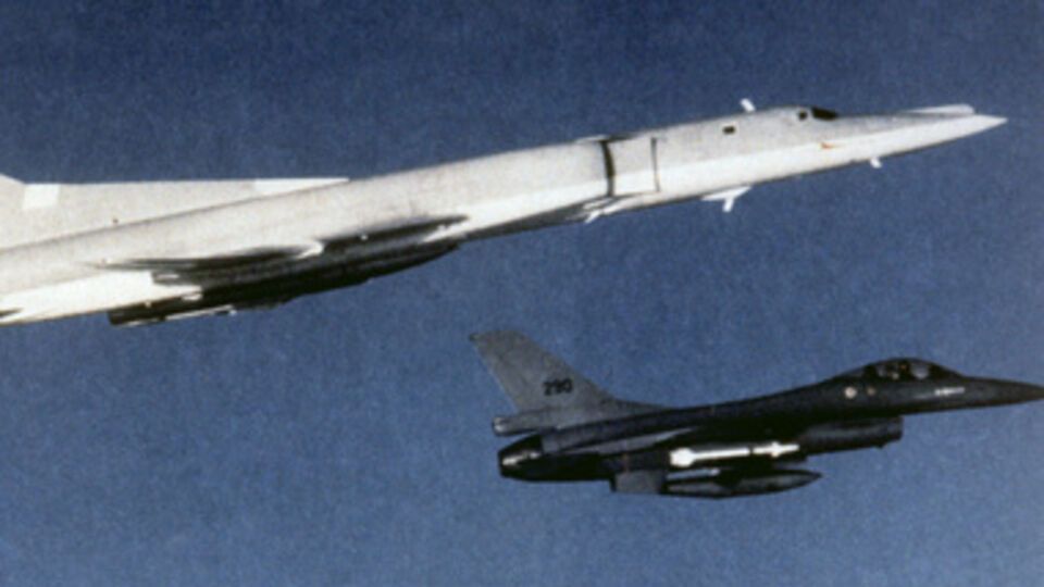 Российские самолеты перемещаются без плана полета и не отвечают на запросы гражданских служб