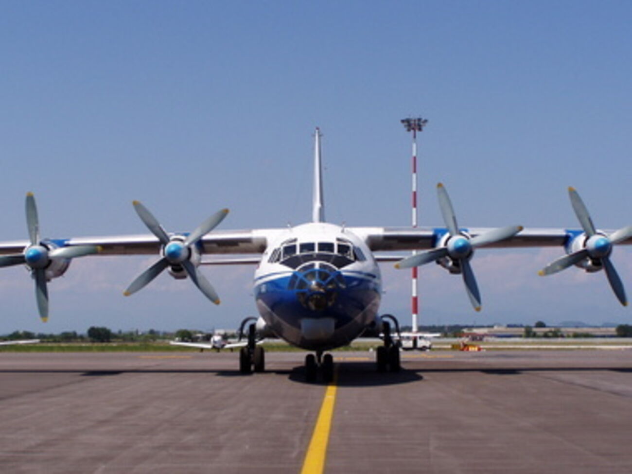 По данным СМИ, разбился украинский Ан-12