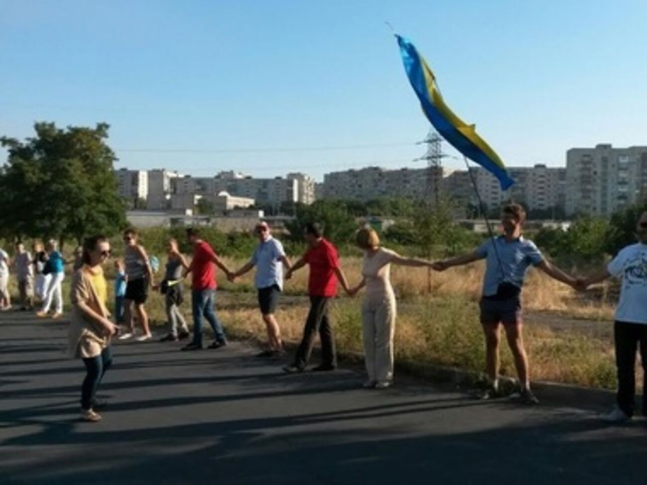 Больше тысячи мариупольцев выстроились в "живую цепь". Фоторепортаж