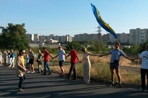 Больше тысячи мариупольцев выстроились в "живую цепь". Фоторепортаж