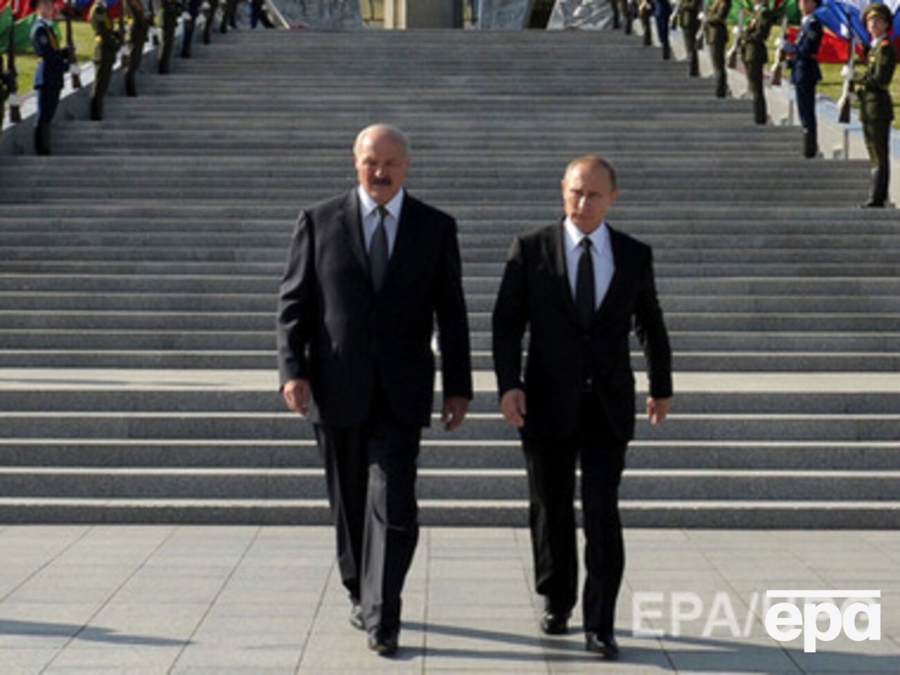 Путин наградил Лукашенко