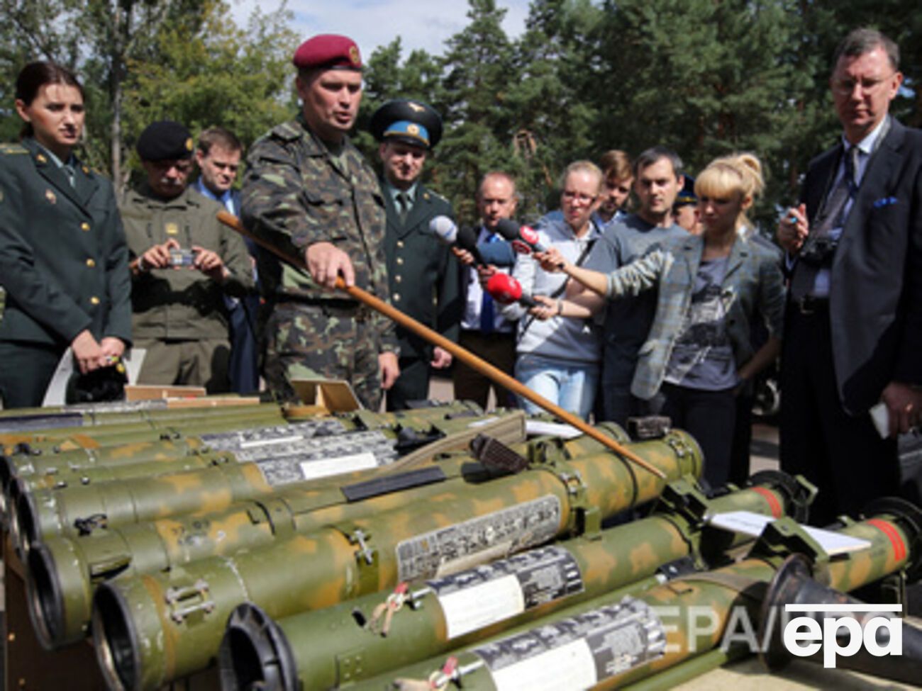 Украинские военные показывают захваченное российское оружие иностранным экспертам