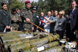 Украинские военные показывают захваченное российское оружие иностранным экспертам