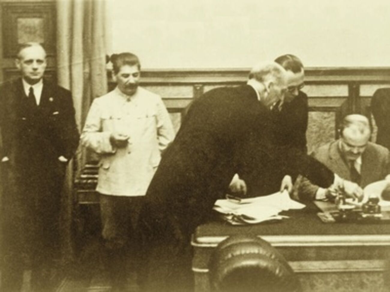 Подписание Вячеславом Молотовым нацистско-советского пакта о ненападении