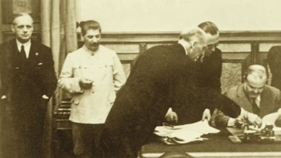 Подписание Вячеславом Молотовым нацистско-советского пакта о ненападении